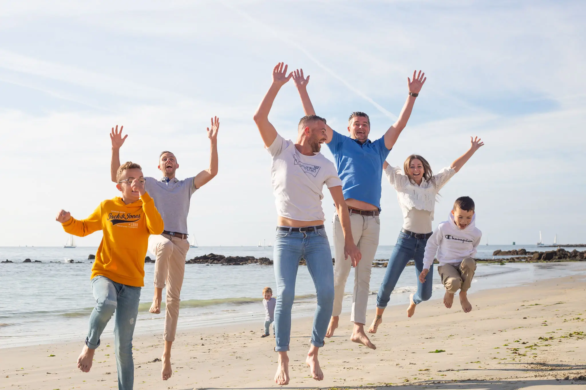 Photo de famille saute sur la plage