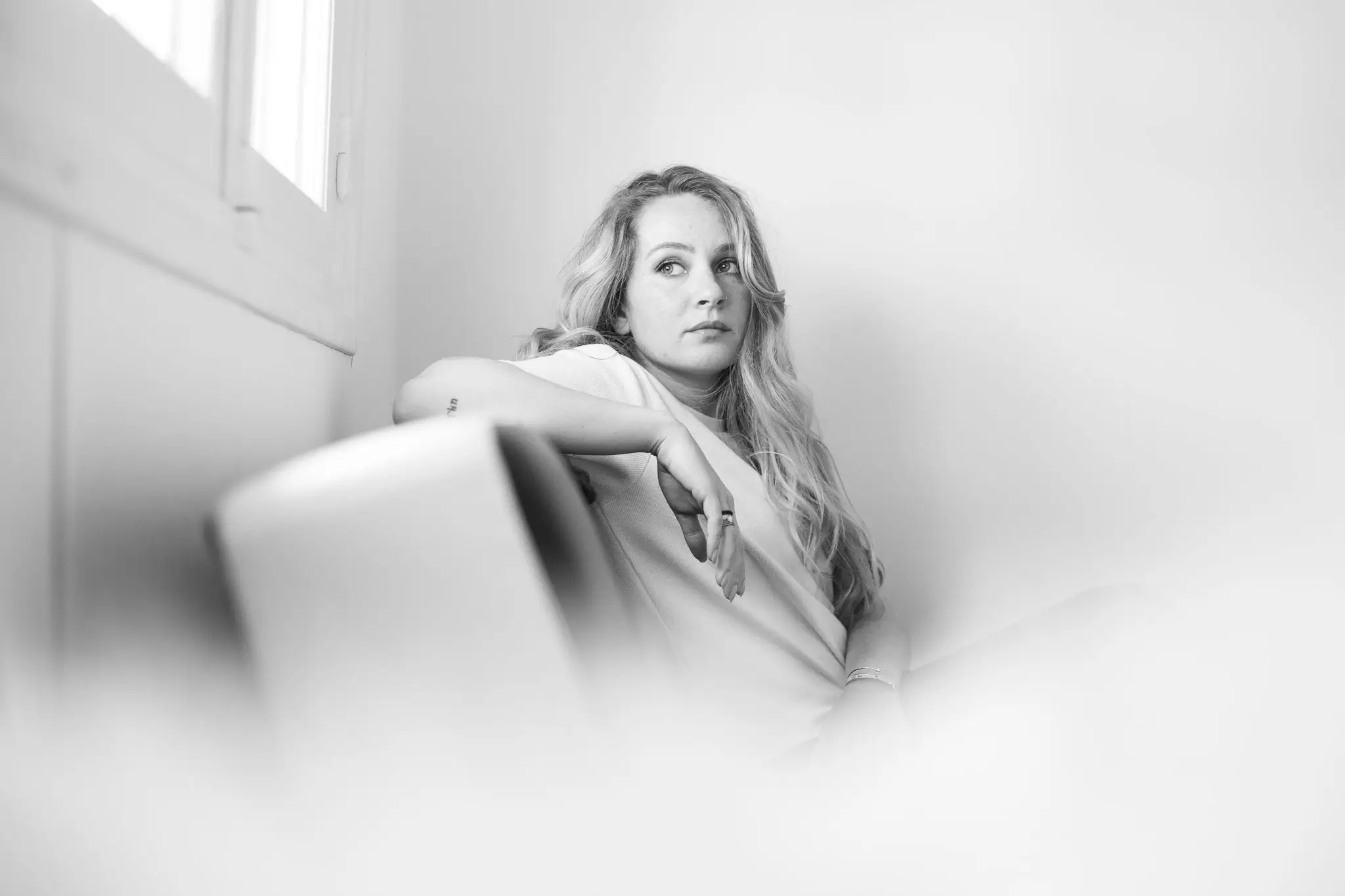 Séance photo de femme en noir et blanc par Julie Kirtz Photographe 