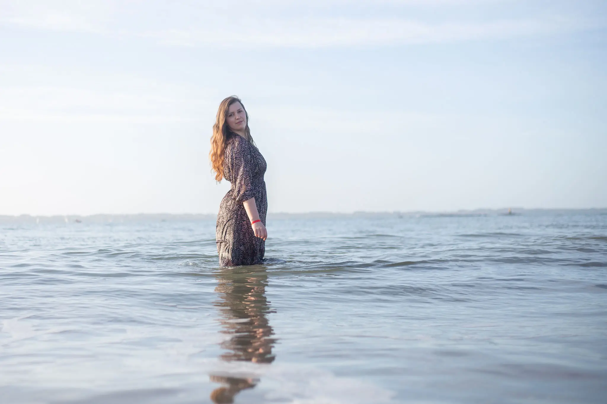 Séance photo de femme sur la plage dans l'eau par Julie Kirtz Photographe 