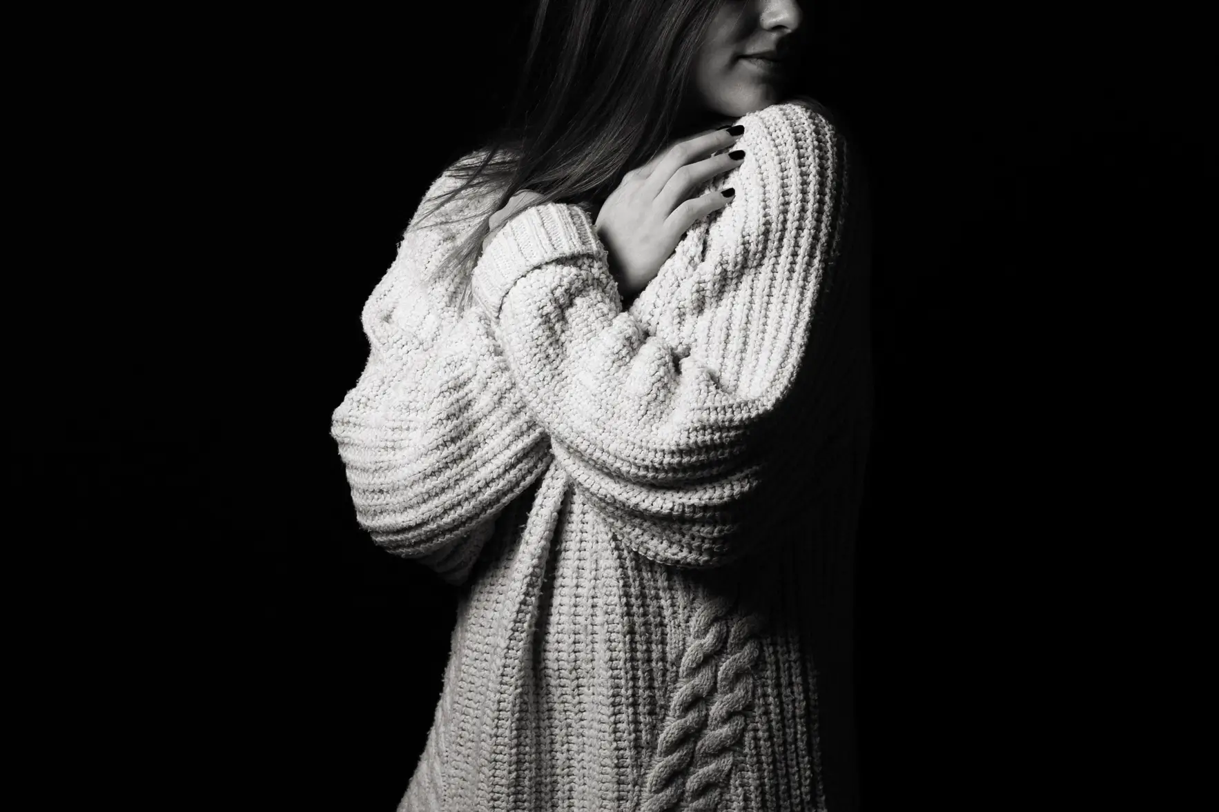 Photo d'une femme avec pull en laine, en noir et blanc par Julie Kirtz Photographe professionnelle
