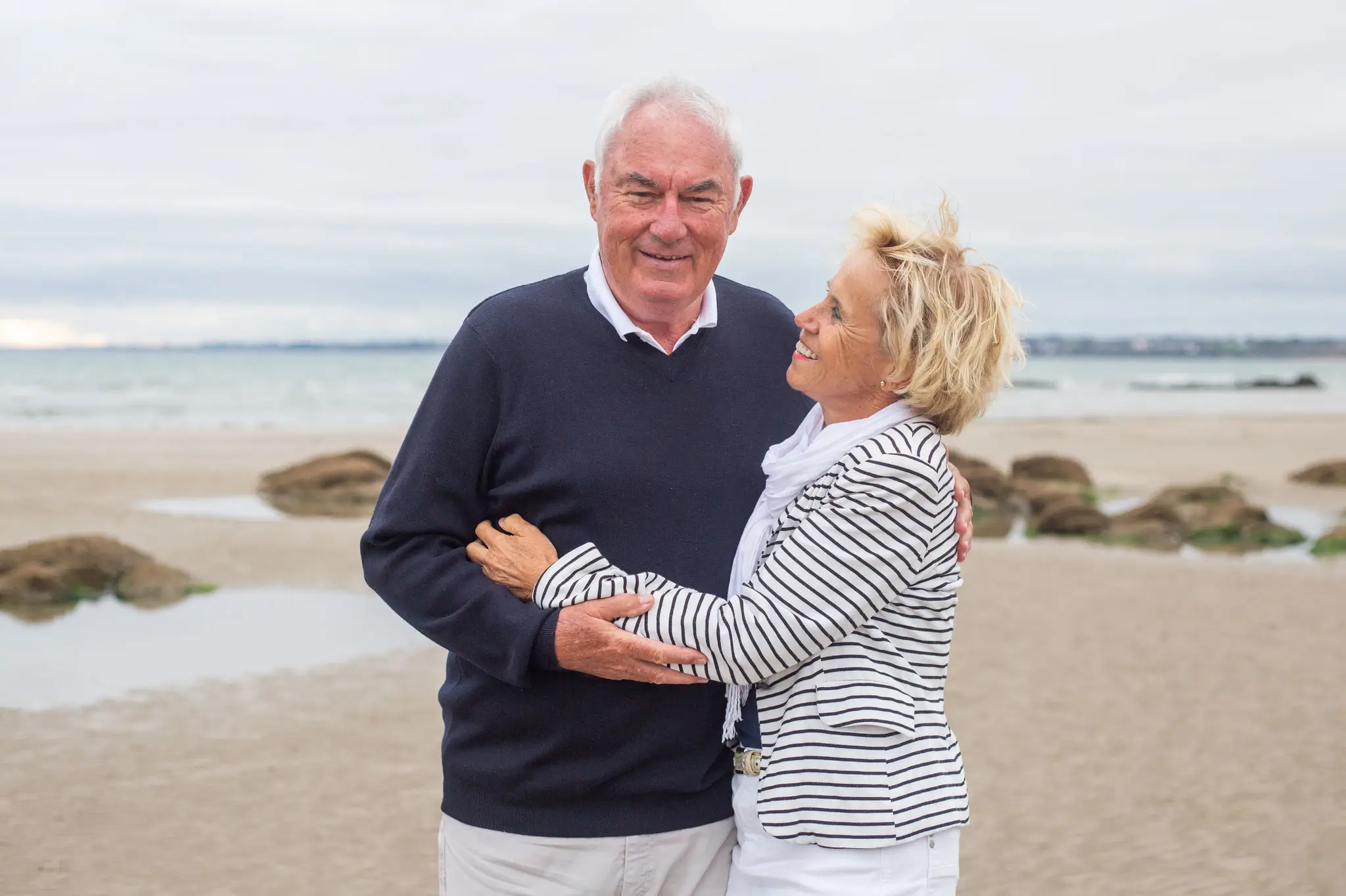 Photo d'un couple de seniors amoureux sur la plage 