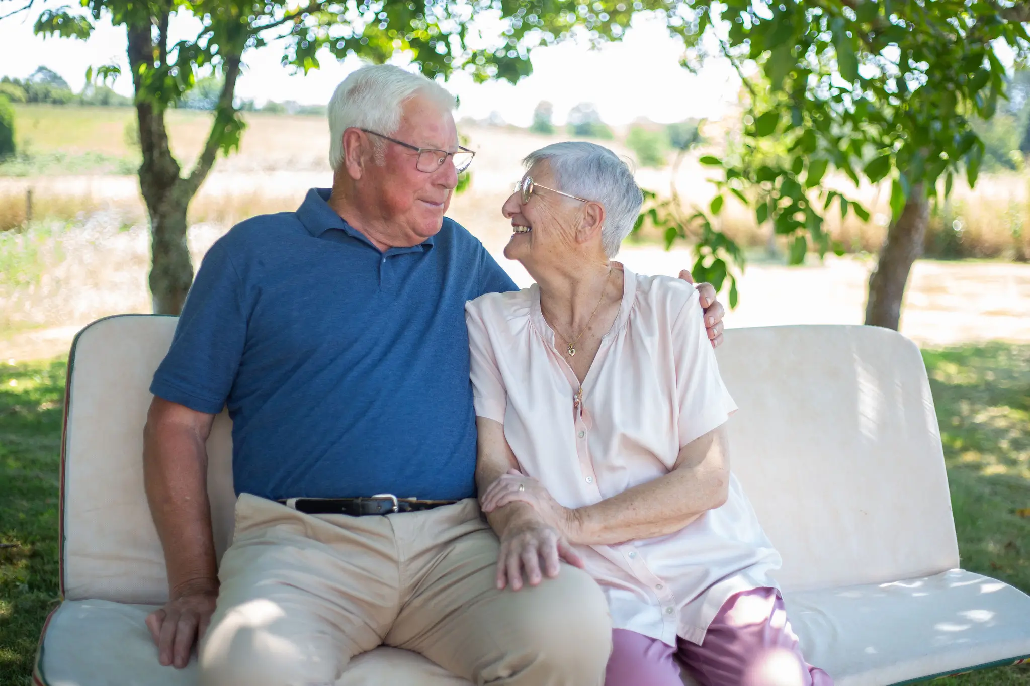Photo d'un couple de seniors amoureux sur un banc