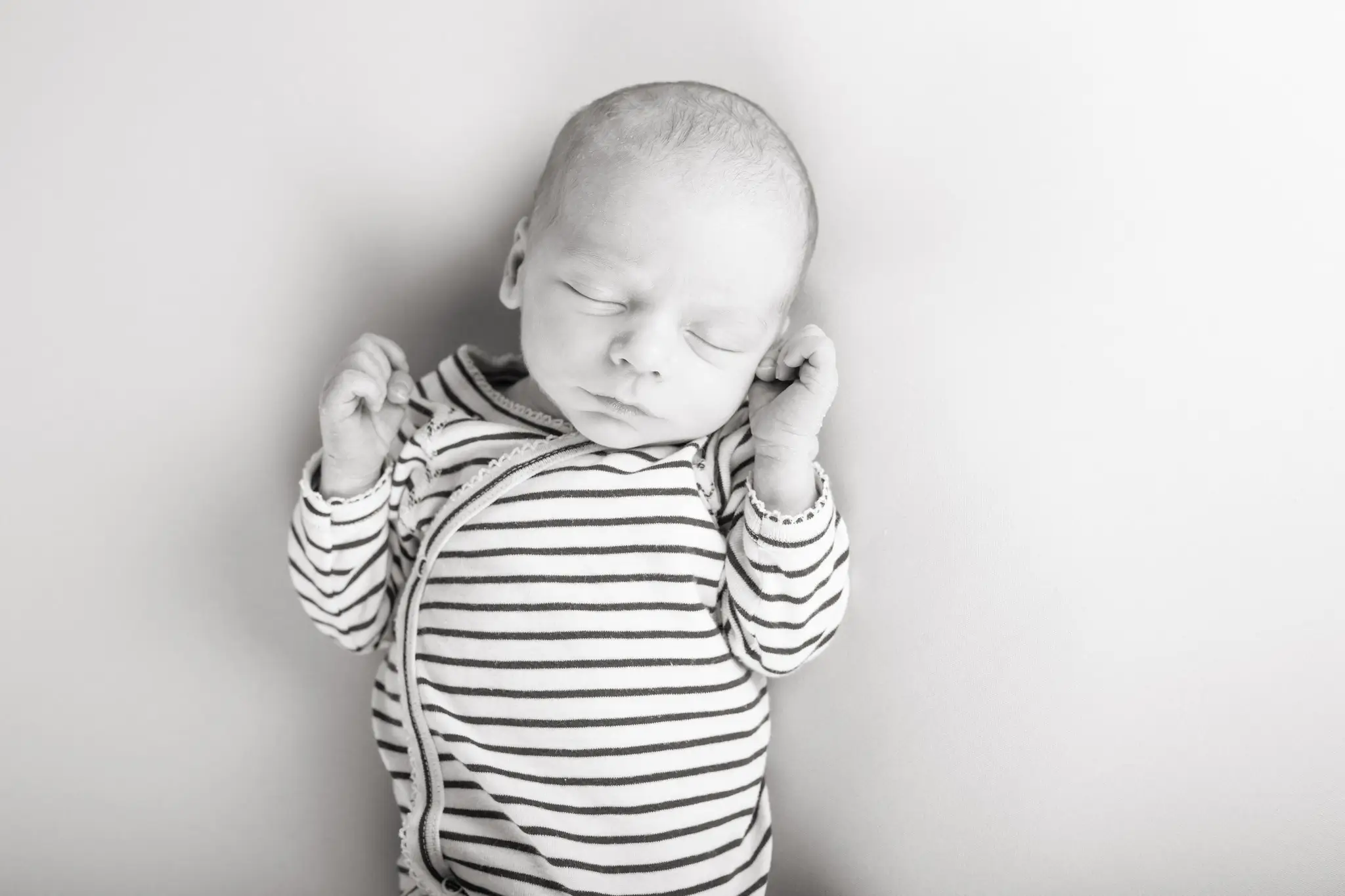 Photo bébé endormi, noir et blanc par la photographe Julie Kirtz