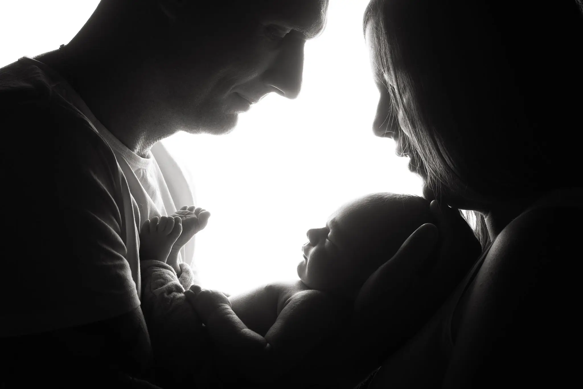 Photo papa bébé maman, noir et blanc par la photographe Julie Kirtz