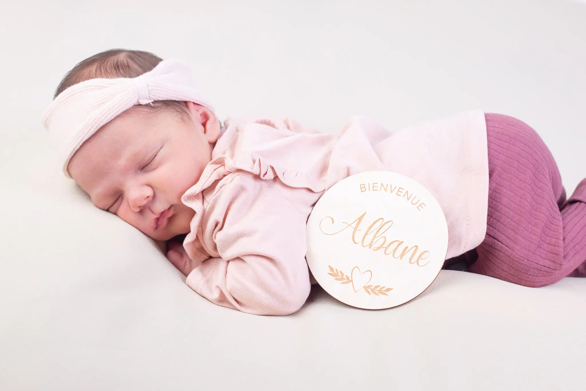 Photo bébé endormi sur le ventre pour faire-part de naissance par la photographe Julie Kirtz
