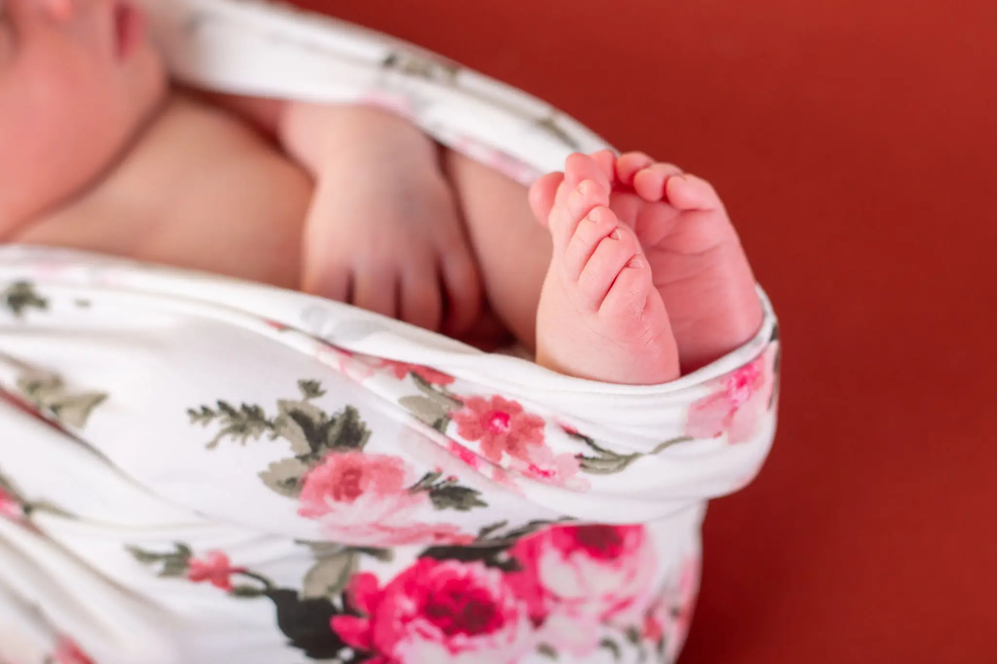 Photo bébé emmailloté par la photographe Julie Kirtz