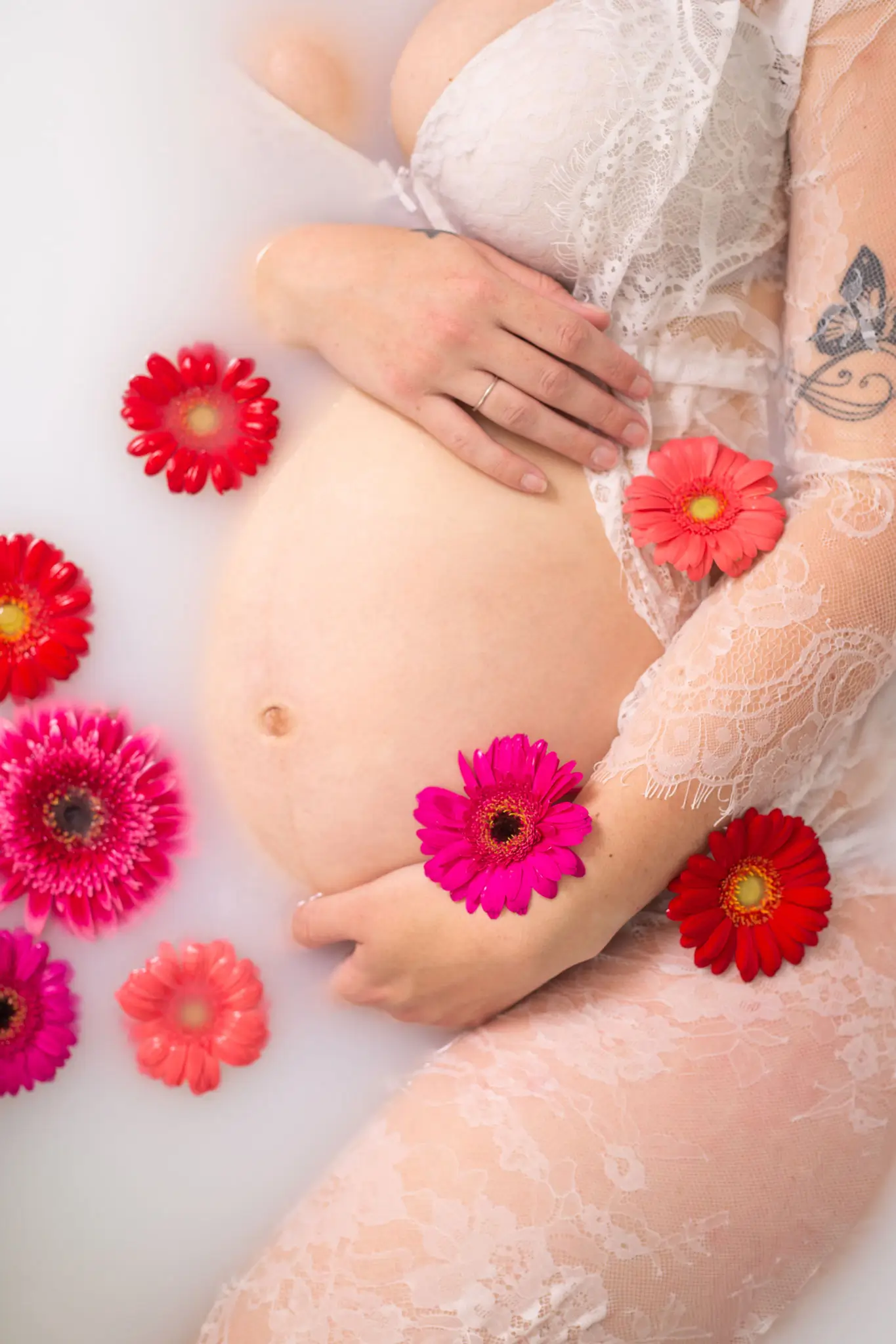 Séance photo grossesse bain de lait et fleur par la photographe Julie Kirtz