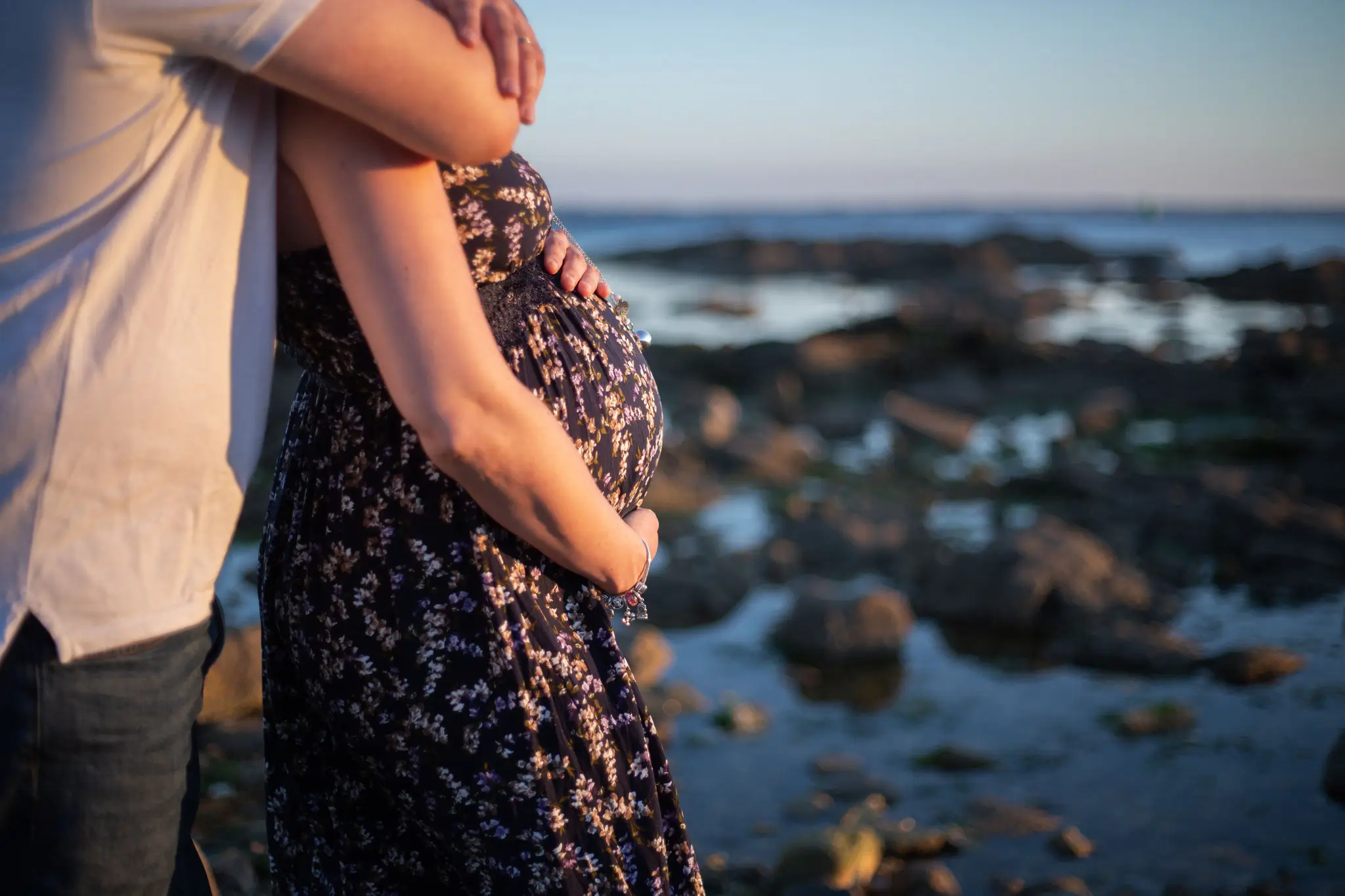 Séance photo en couple pour grossesse à la plage