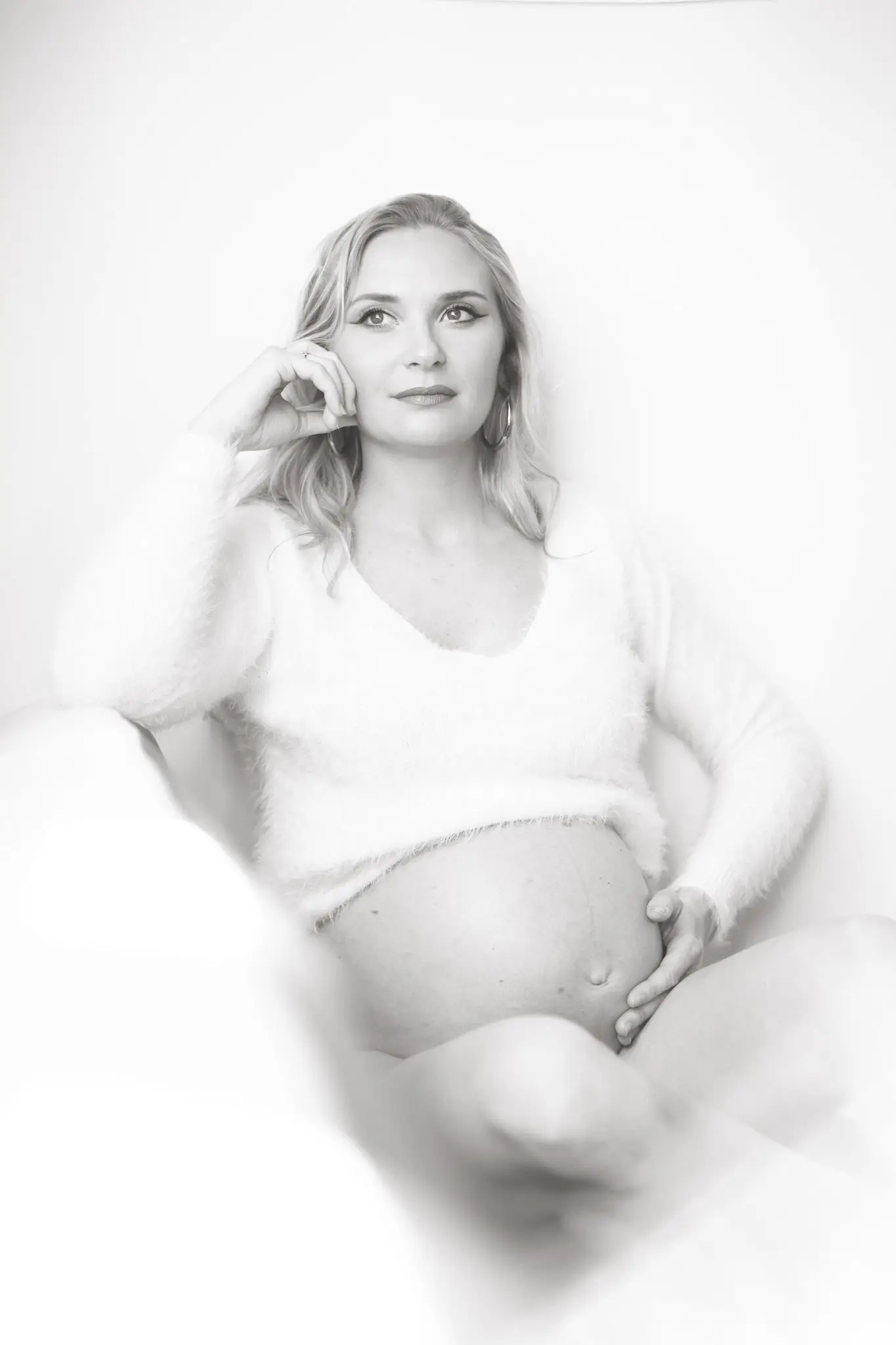 Séance photo de femme enceinte assise rêveuse noir et blanc