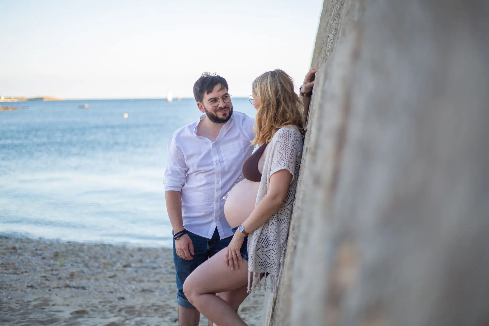 Photo de femme enceinte et future papa à la plage 
