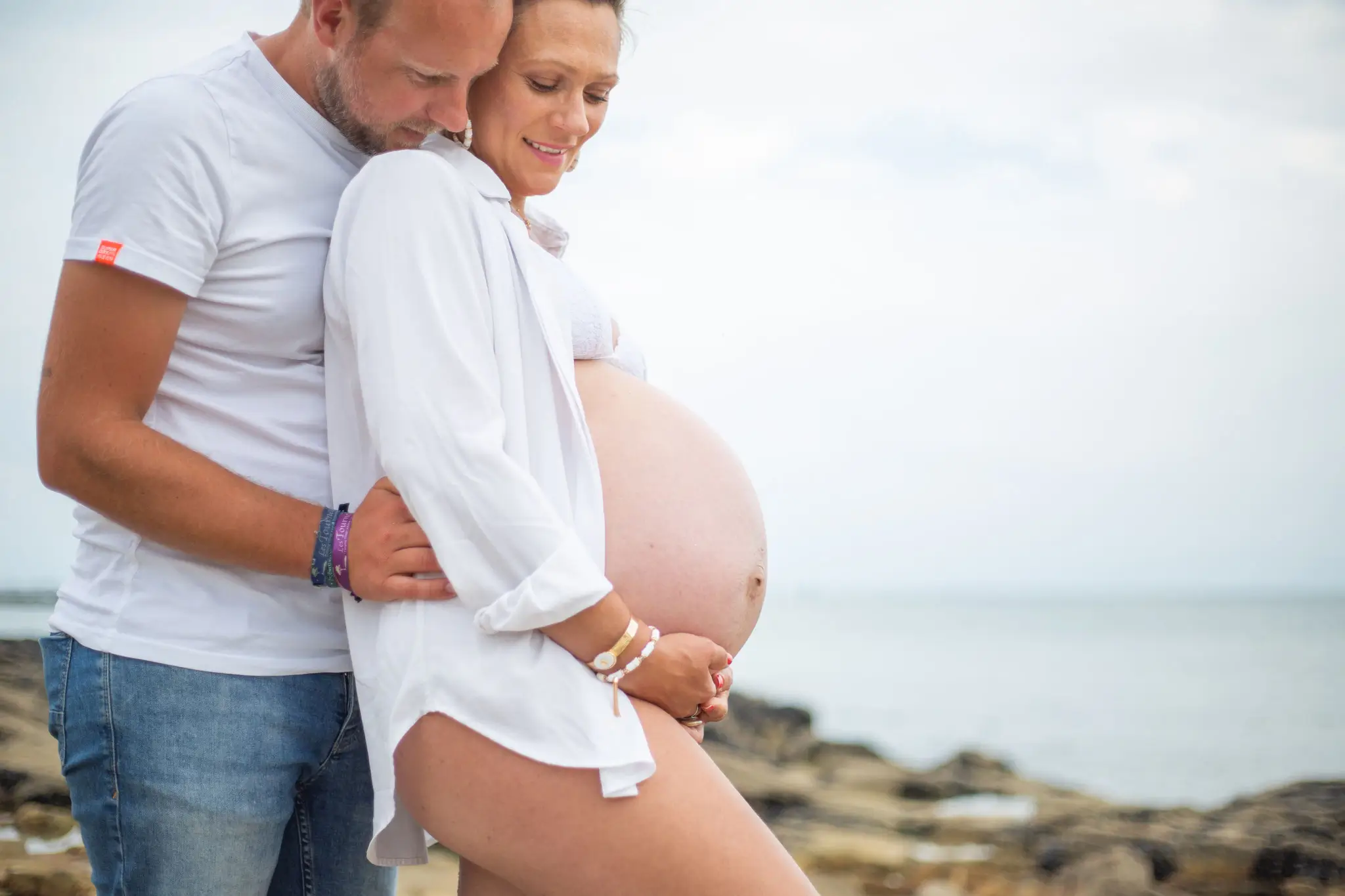 Photo de femme enceinte et futur papa, à la plage