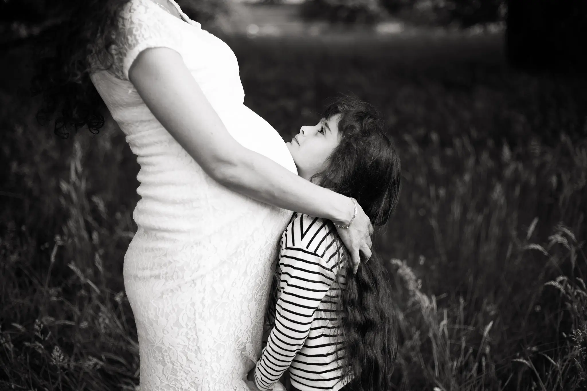 Photo de femme enceinte et grande sœur, en noir et blanc