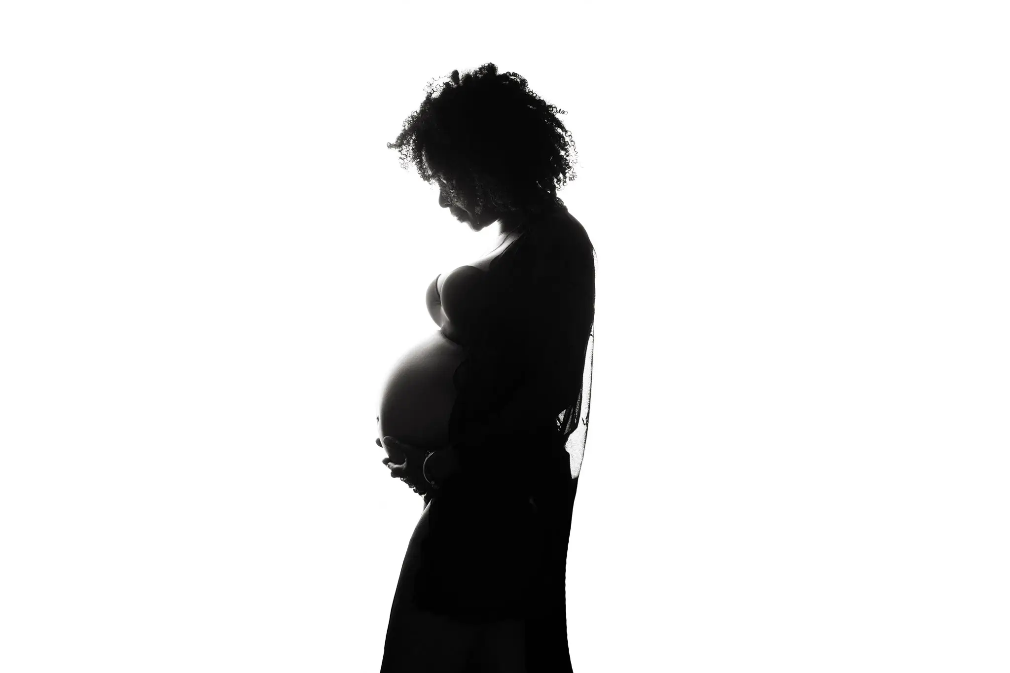 Séance photo femme enceinte en contre-jour, noir et blanc
