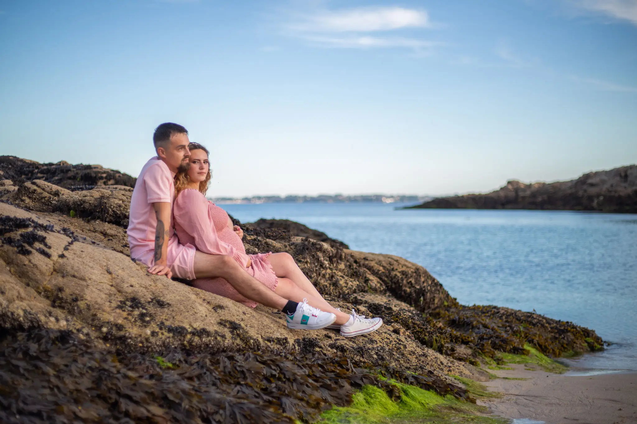 Séance photo de couple, femme enceinte à la plage