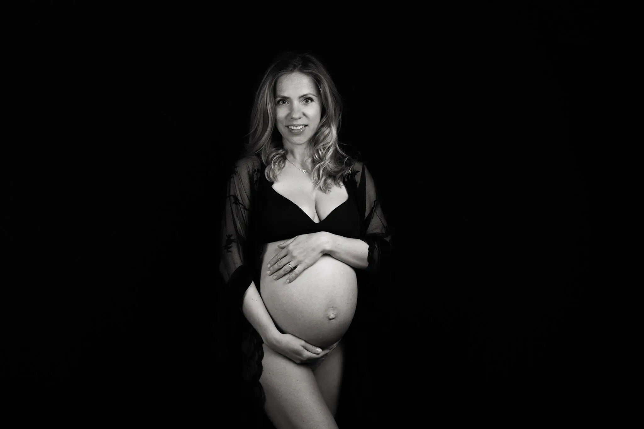 Séances photo de femme enceinte en noir et blanc par Julie Kirtz Photographe à Hennebont