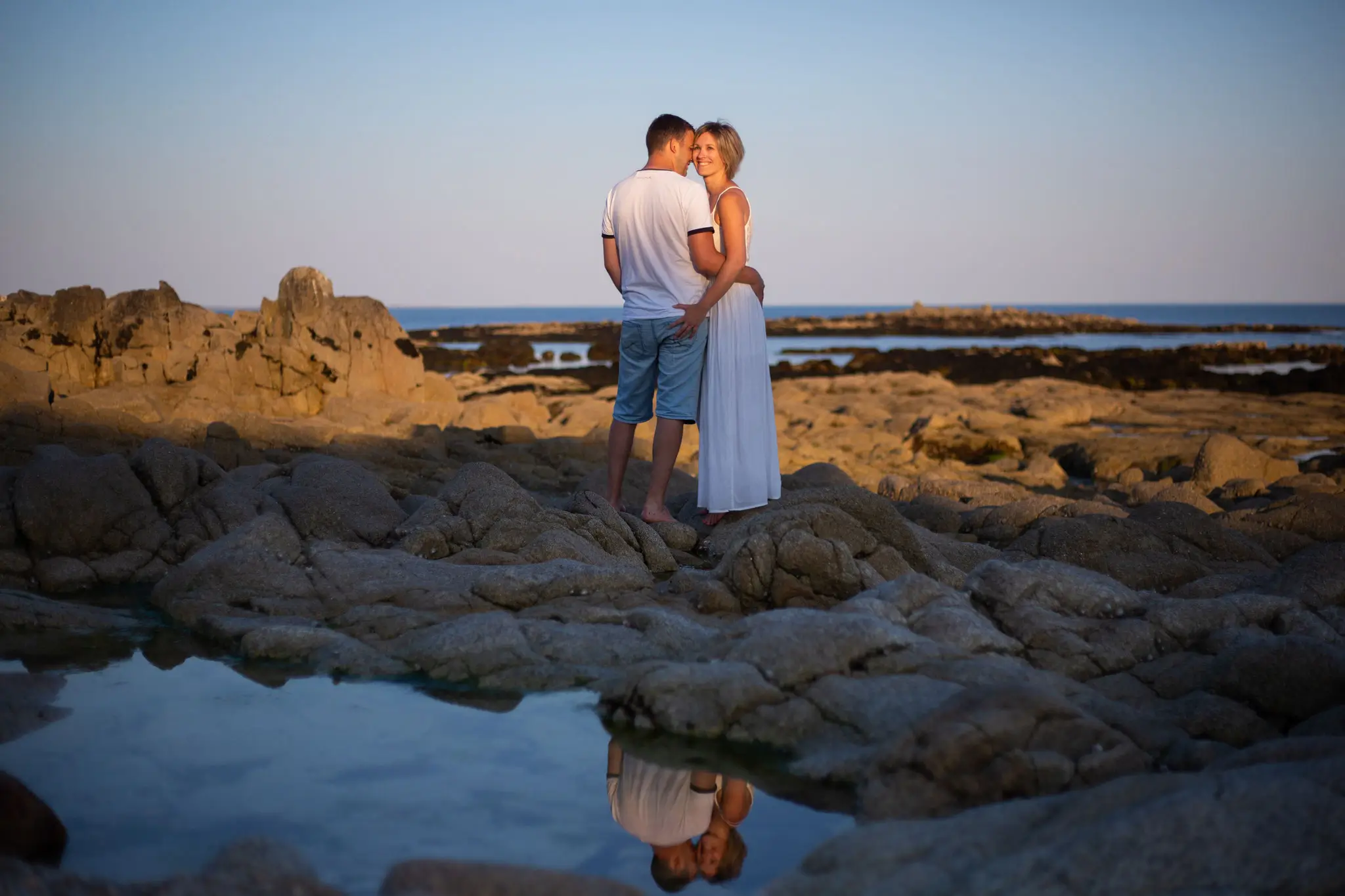 Photo de couple sur la côte bretonne