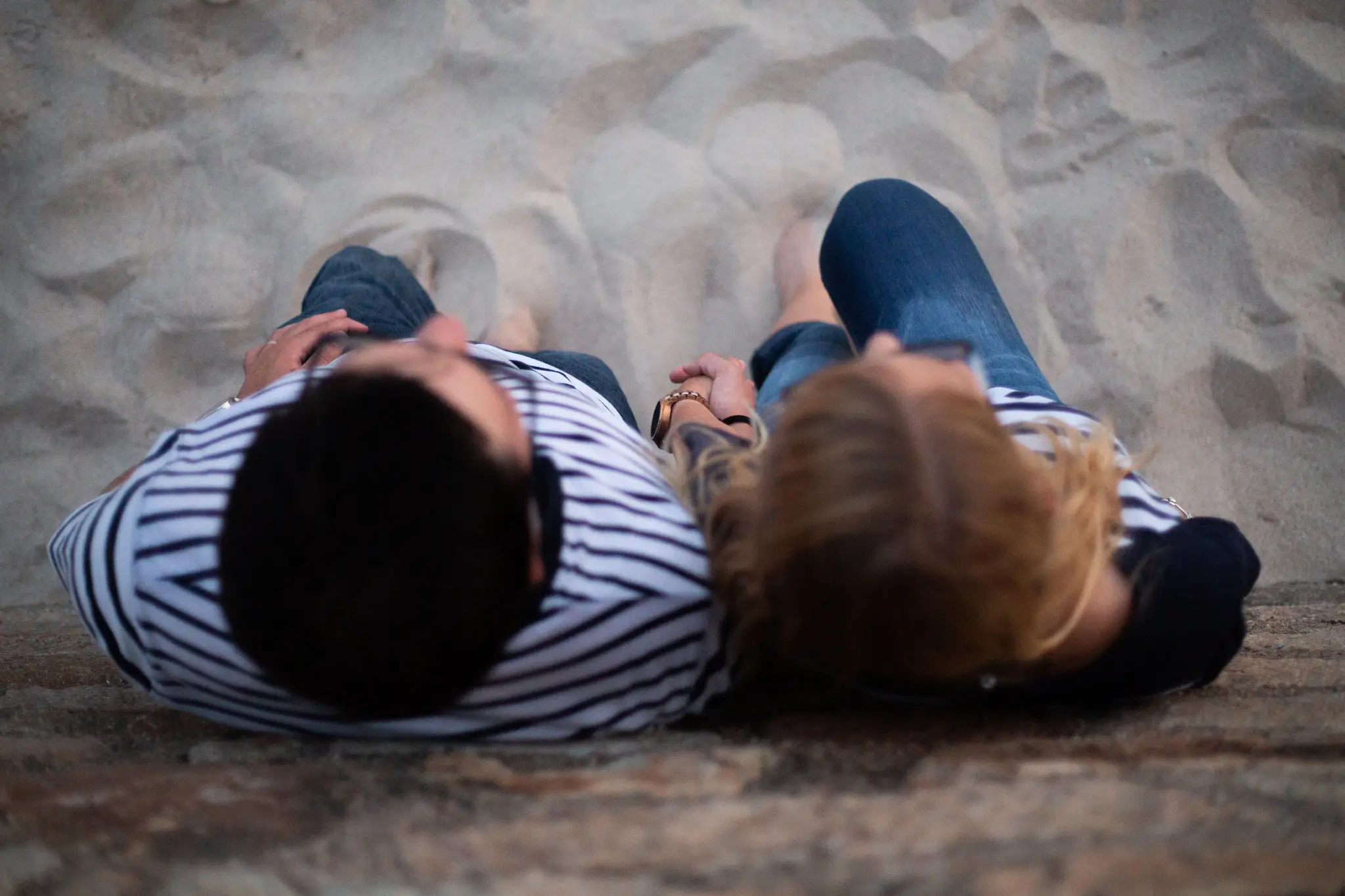 Photo de couple sur la plage en Bretagne