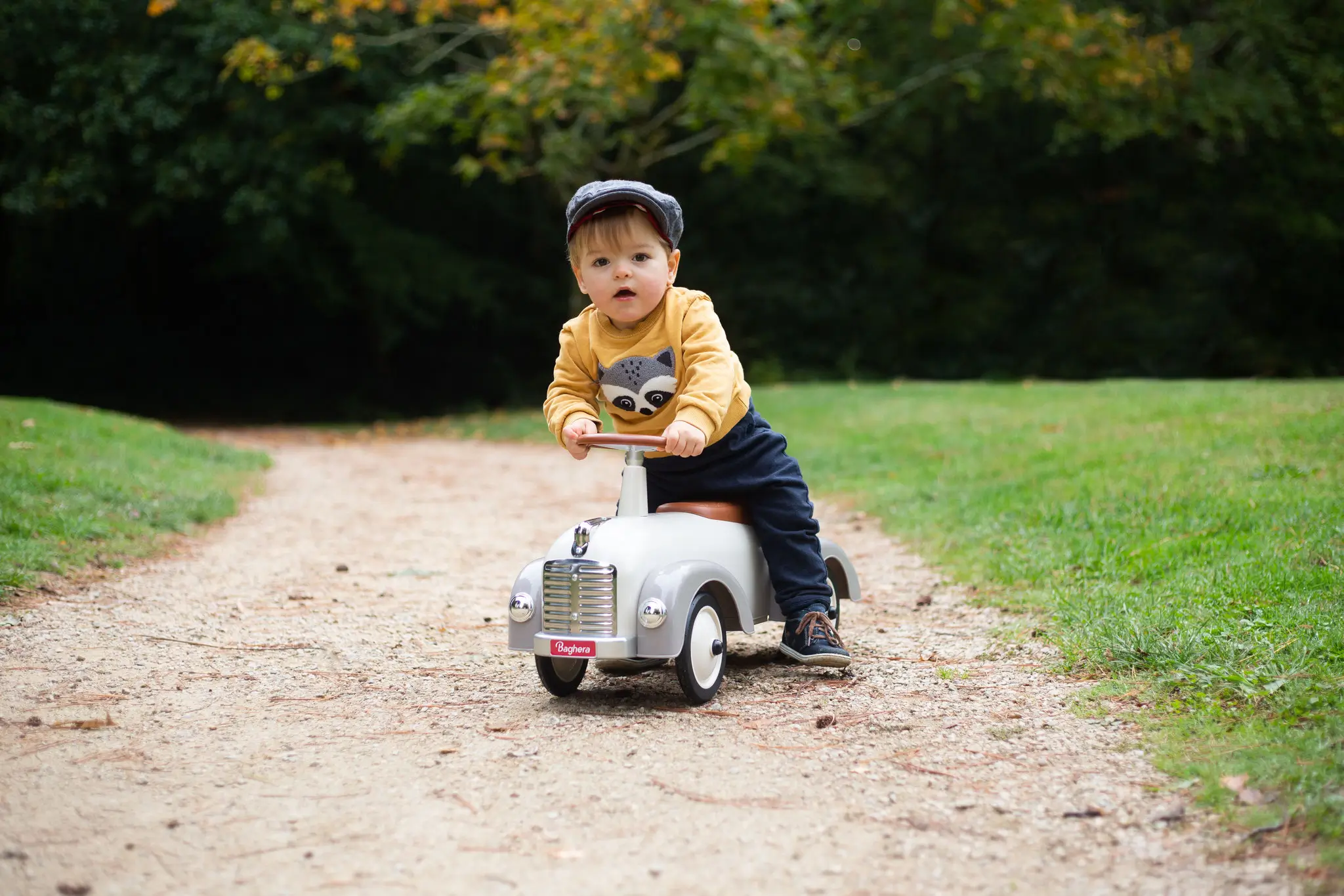 Photo d'un petit garçon sur une mini voiture