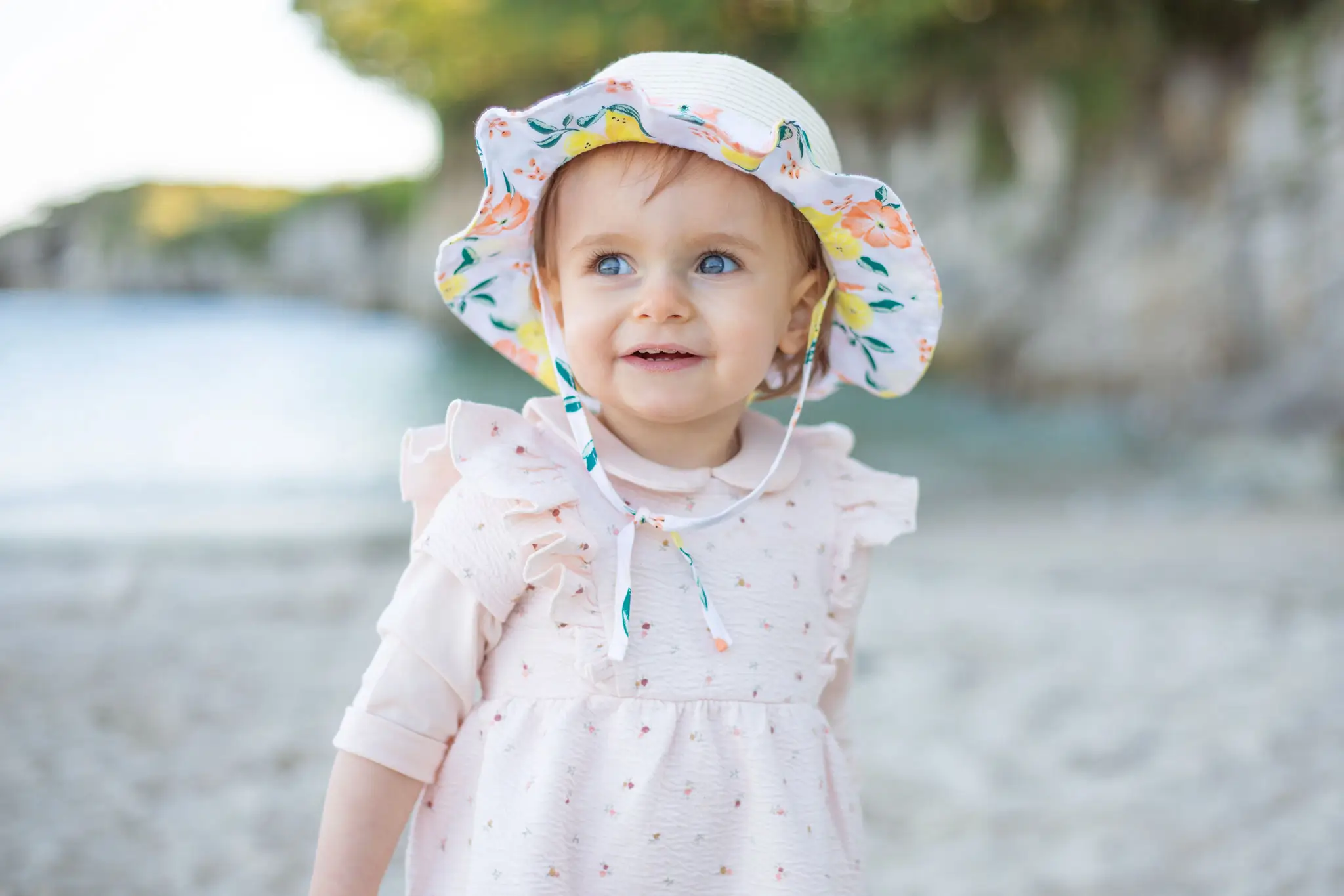 Jolie petite fille sur la plage 