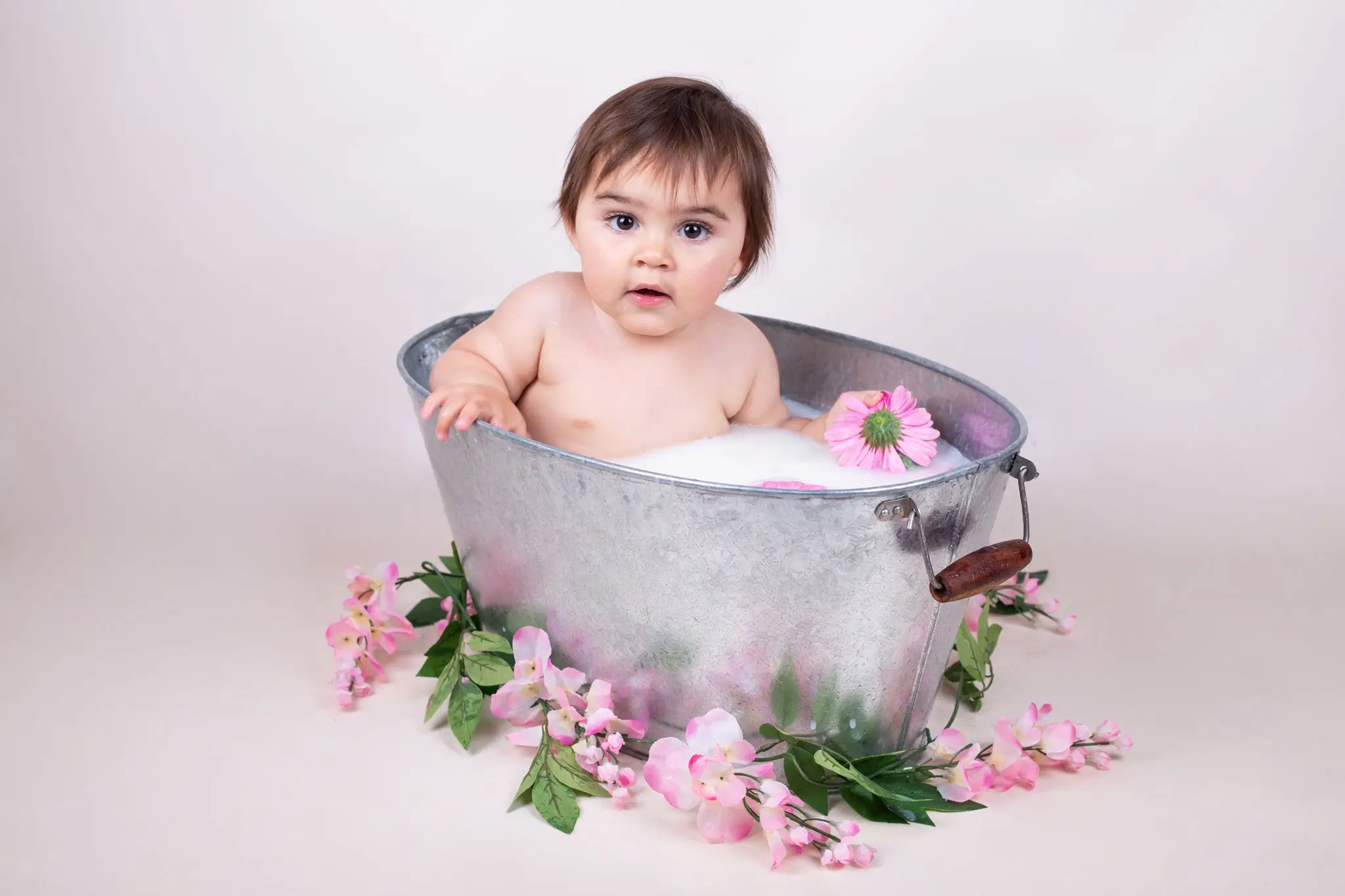 Séance photo bébé bain de lait et fleurs