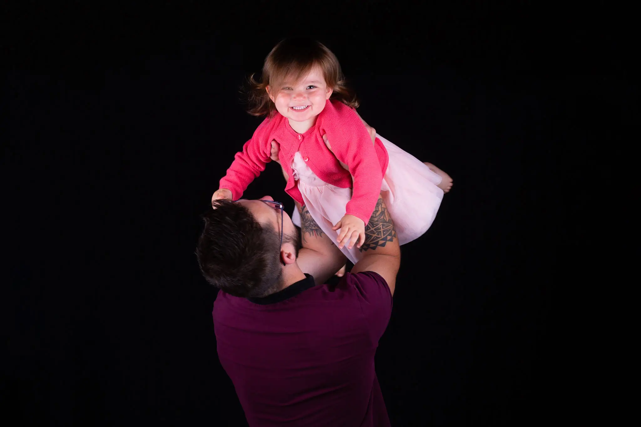 Photo jolie petite fille qui sourit avec son papa