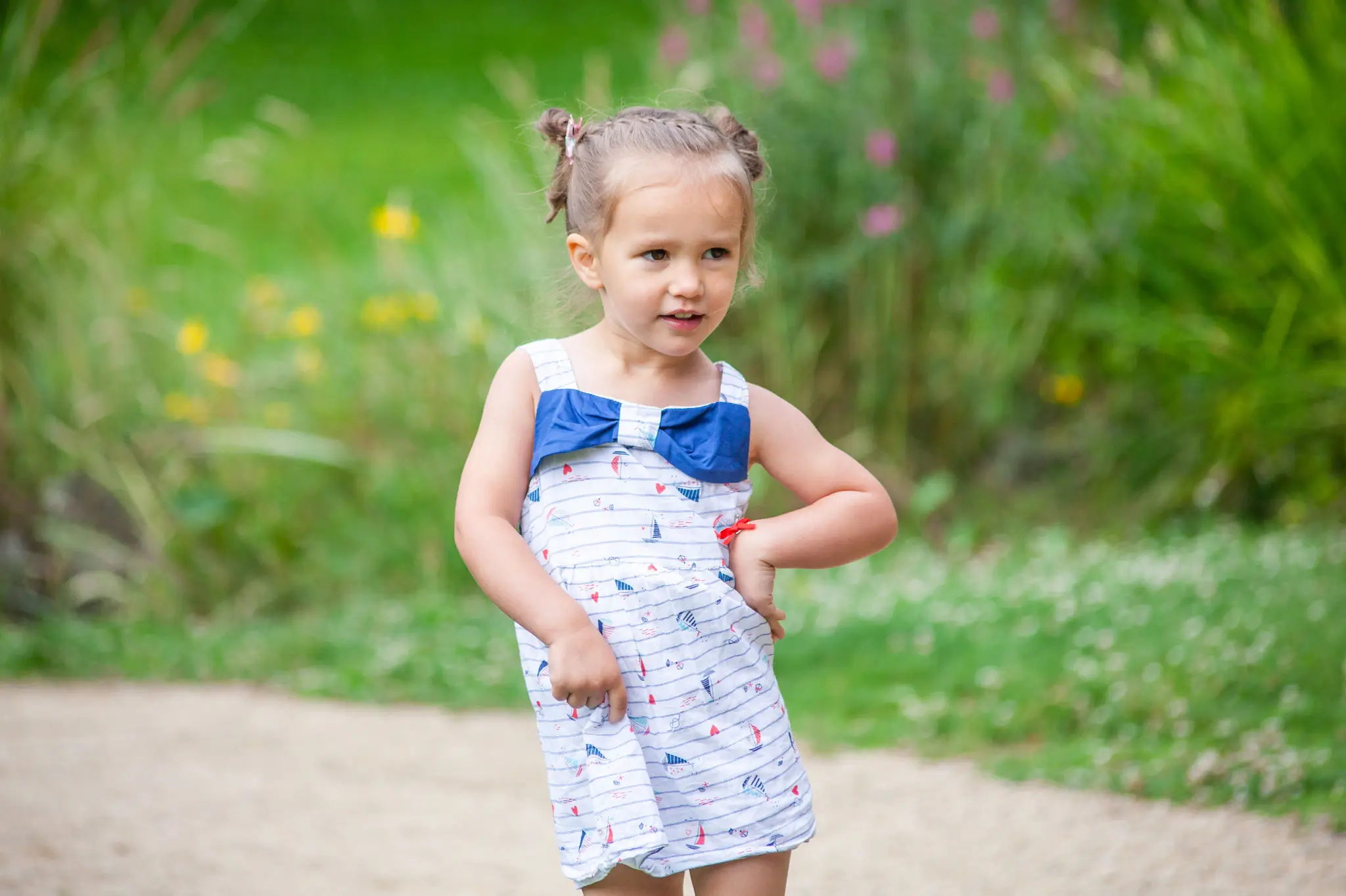 Photo petite fille prend la pose