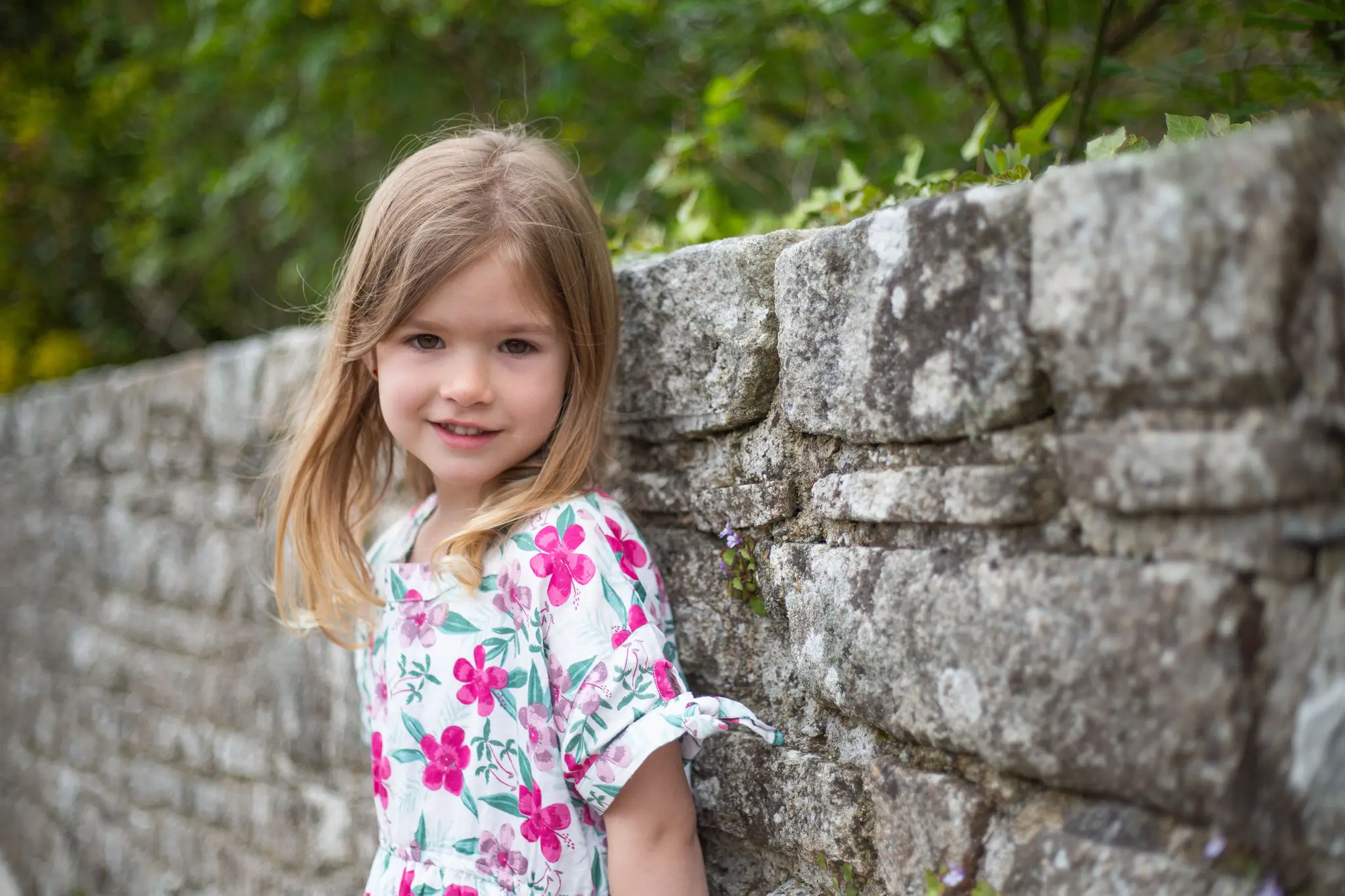 Photo petite fille prend la pose