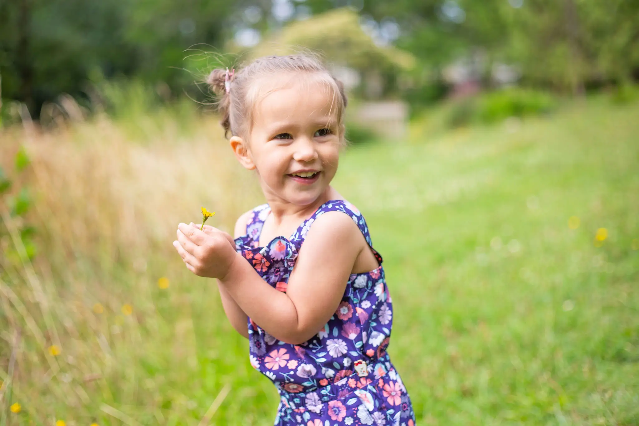 Petite fille dnas un champ de fleurs