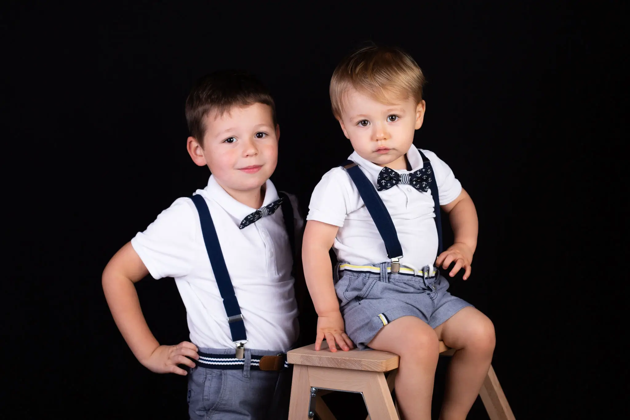 Deux frères bien habillés en séance photo