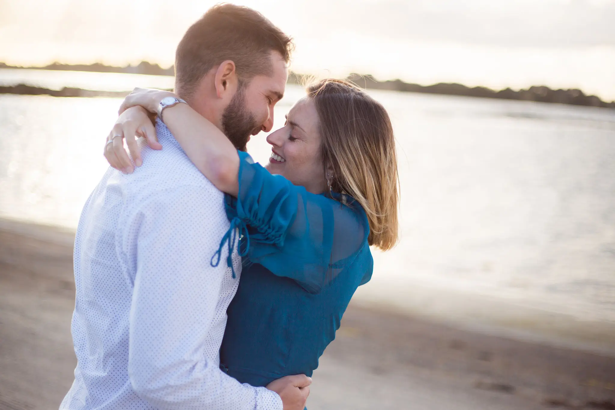 Photo d'un couple amoureux sur la plage