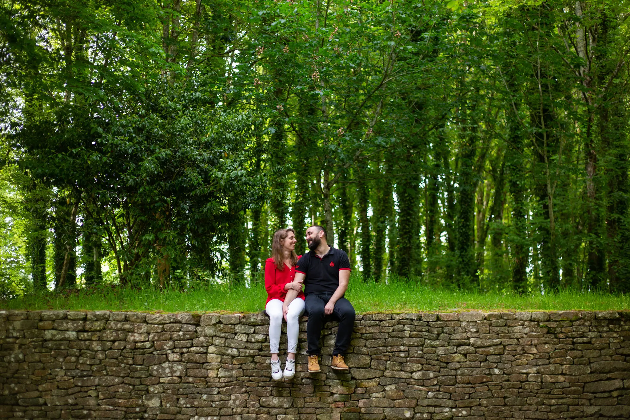 Photo d'un couple amoureux sur un muret