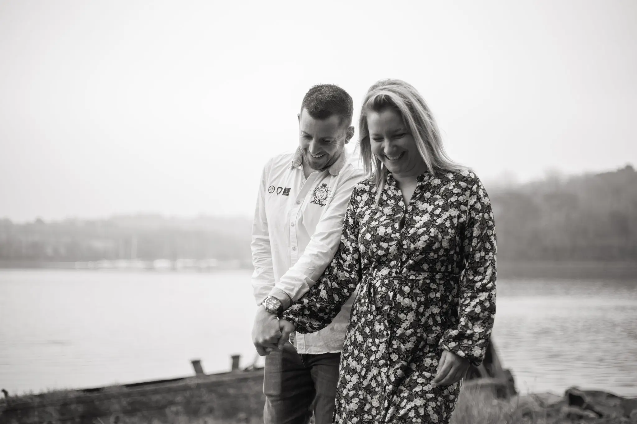 Photo d'un couple amoureux et heureux avec la mer en arrière-plan, en noir et blanc