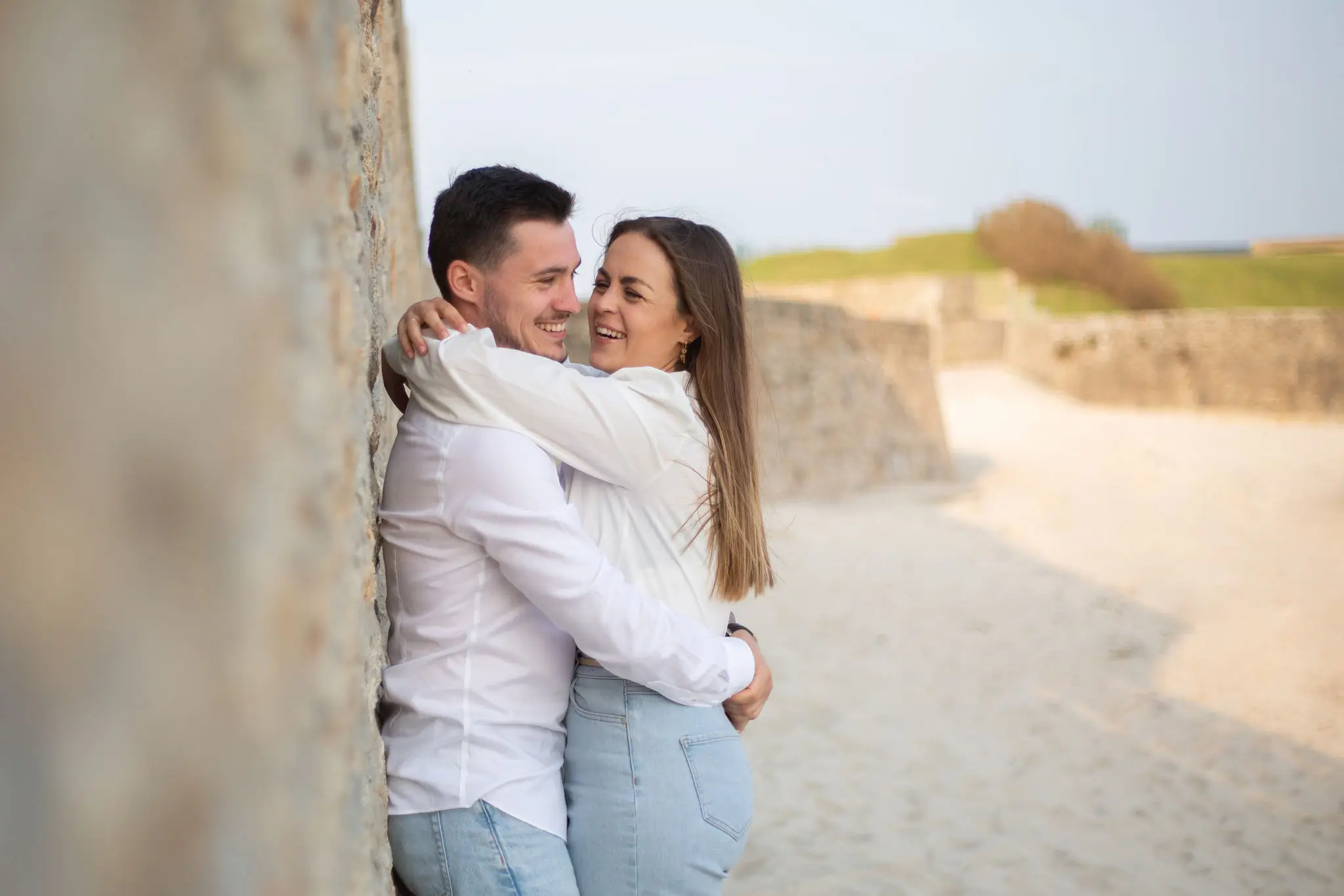 Photo d'un couple sur la plage par Julie Kirtz Photographe