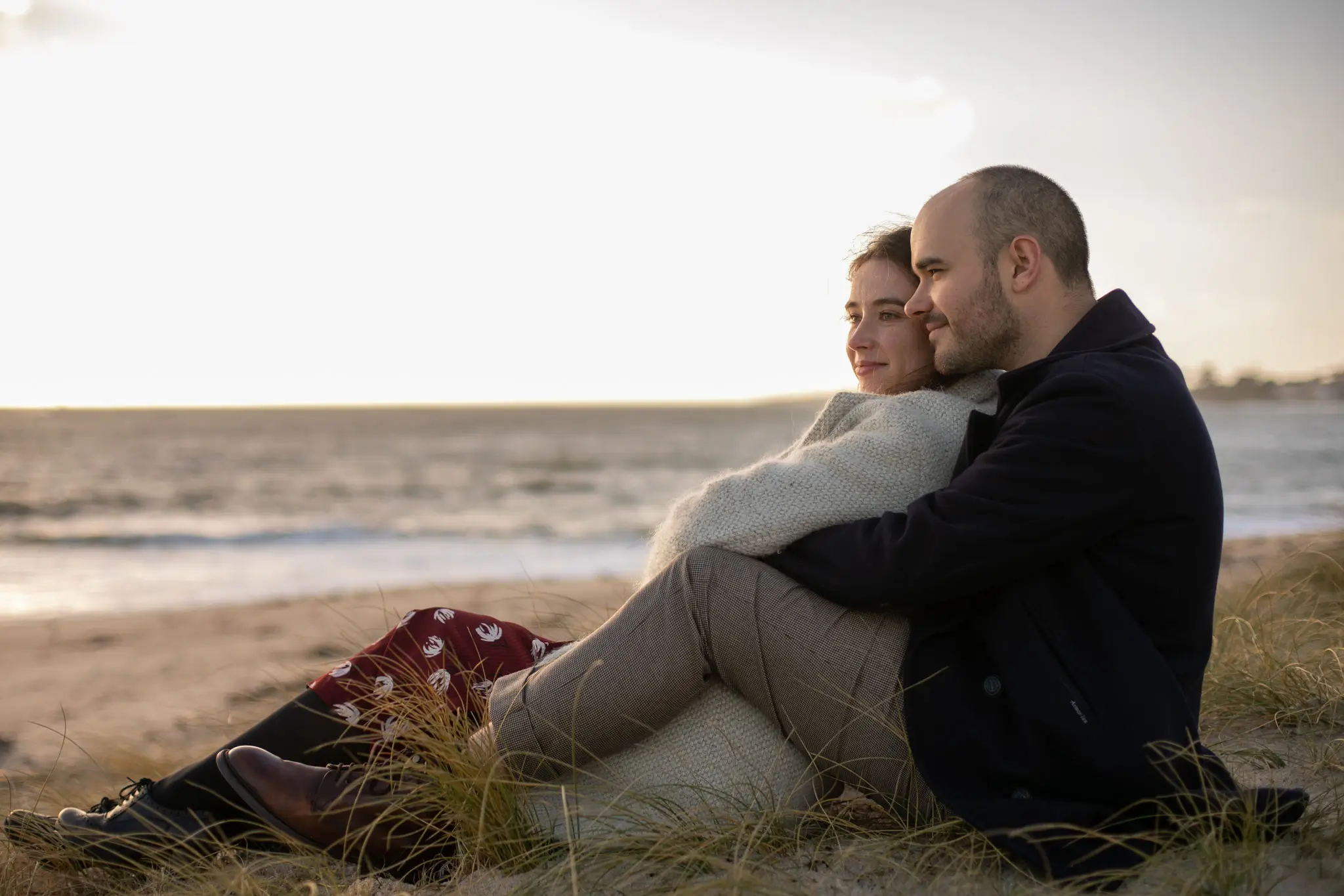 Photo d'un couple enlacé sur la plage par Julie Kirtz Photographe