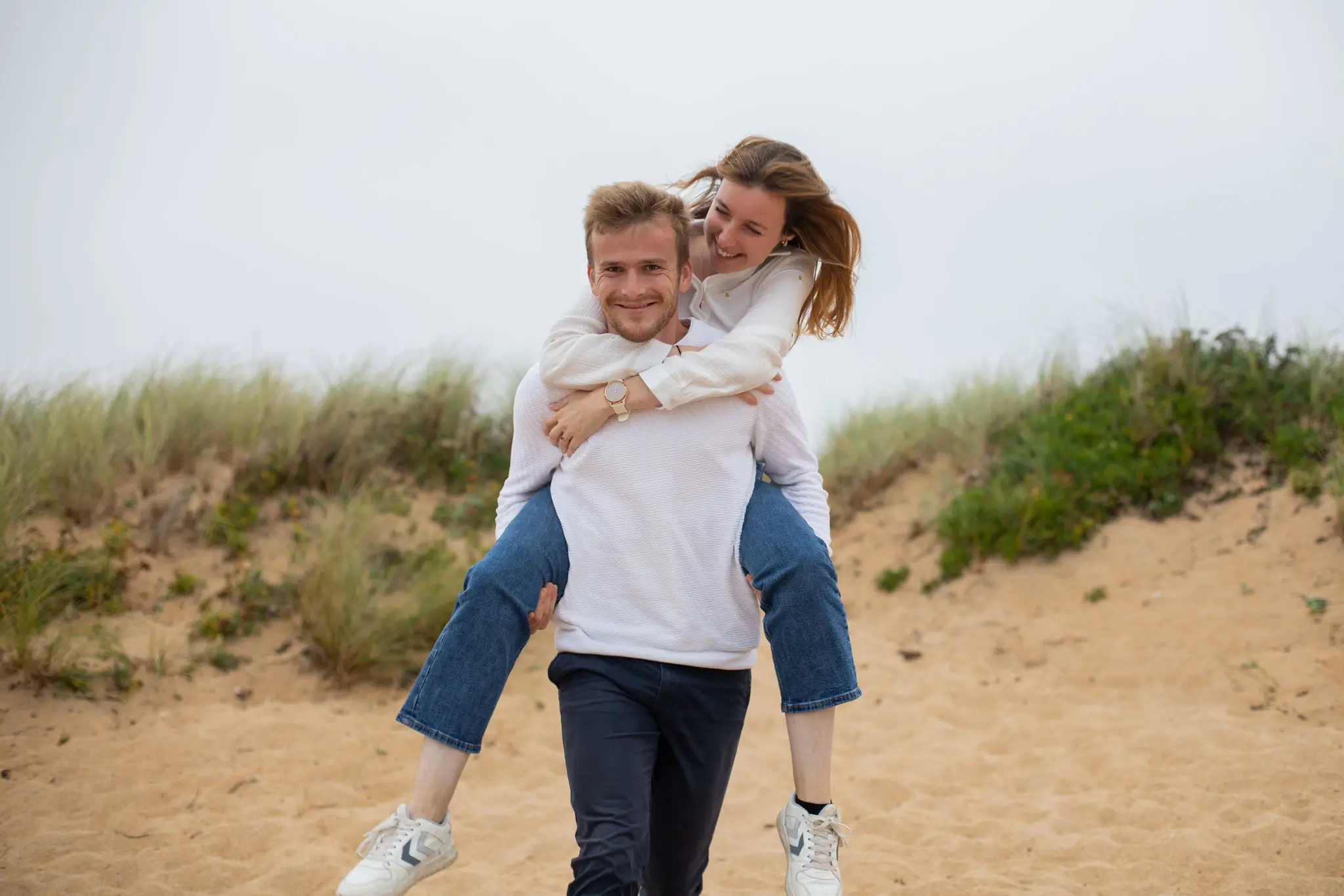 Photo d'un couple sur la plage en Bretagne par Julie Kirtz Photographe
