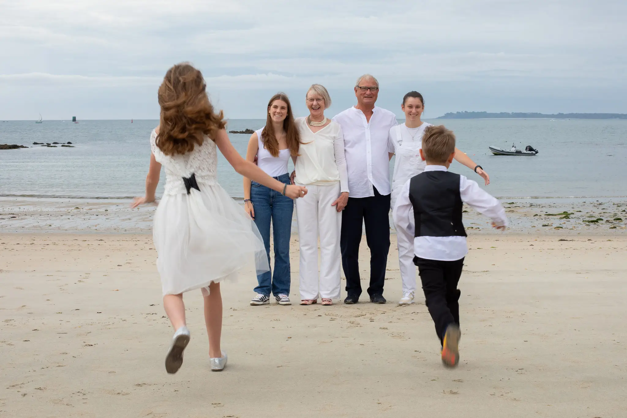 Photo de famille sur la plage en Bretagne, les enfants cours par Julie Kirtz Photographe