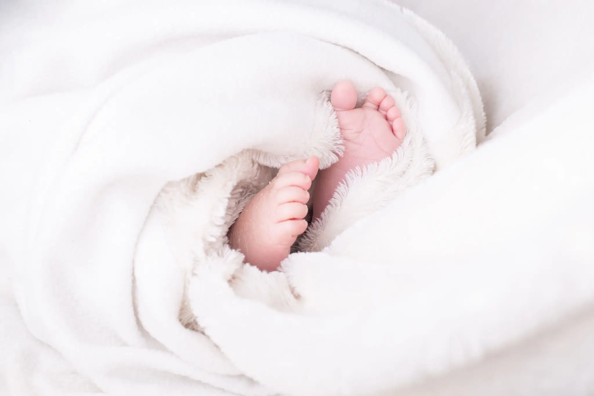 Photo pieds de bébé dans une couverture par la photographe Julie Kirtz