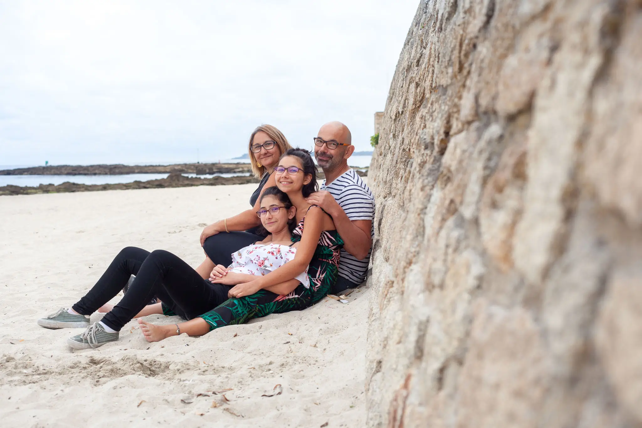 Séance photo de famille sur la plage en bretagne