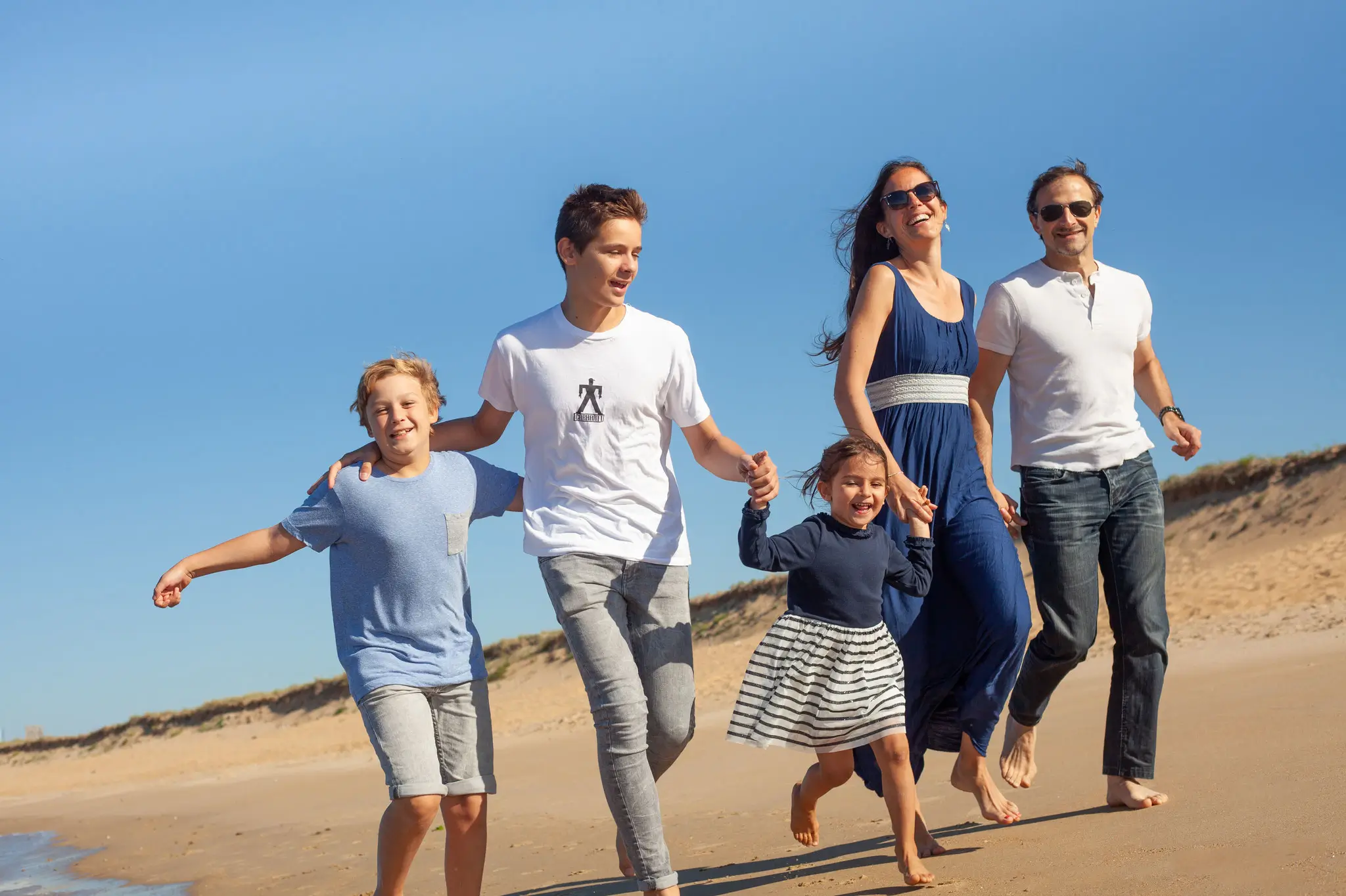 Photo d'une famille heureuse sur la plage