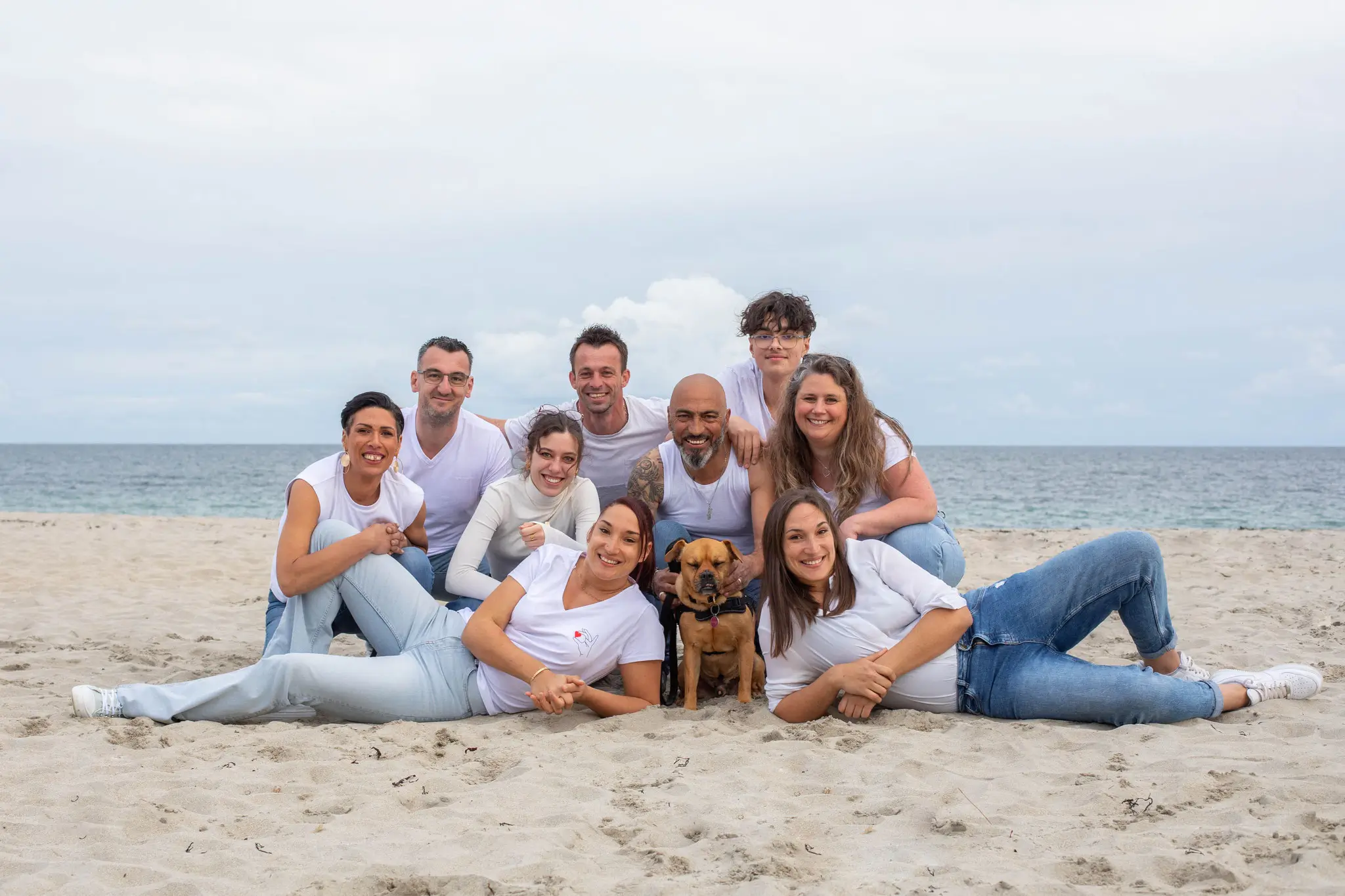 Photo d'une grande famille sur la plage
