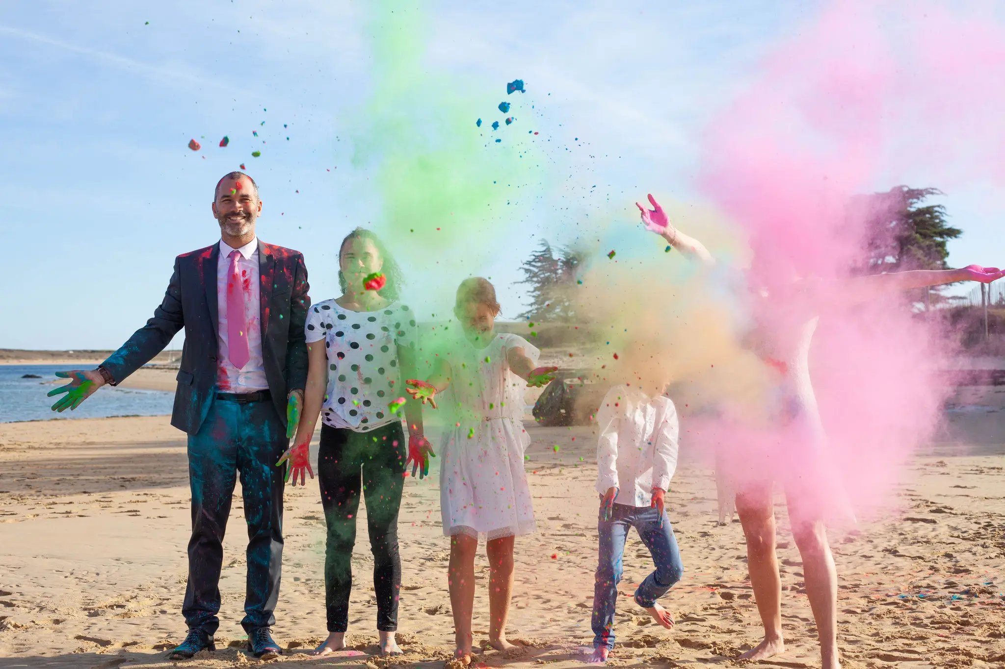 Séance photo très colorée en famille sur la plage 
