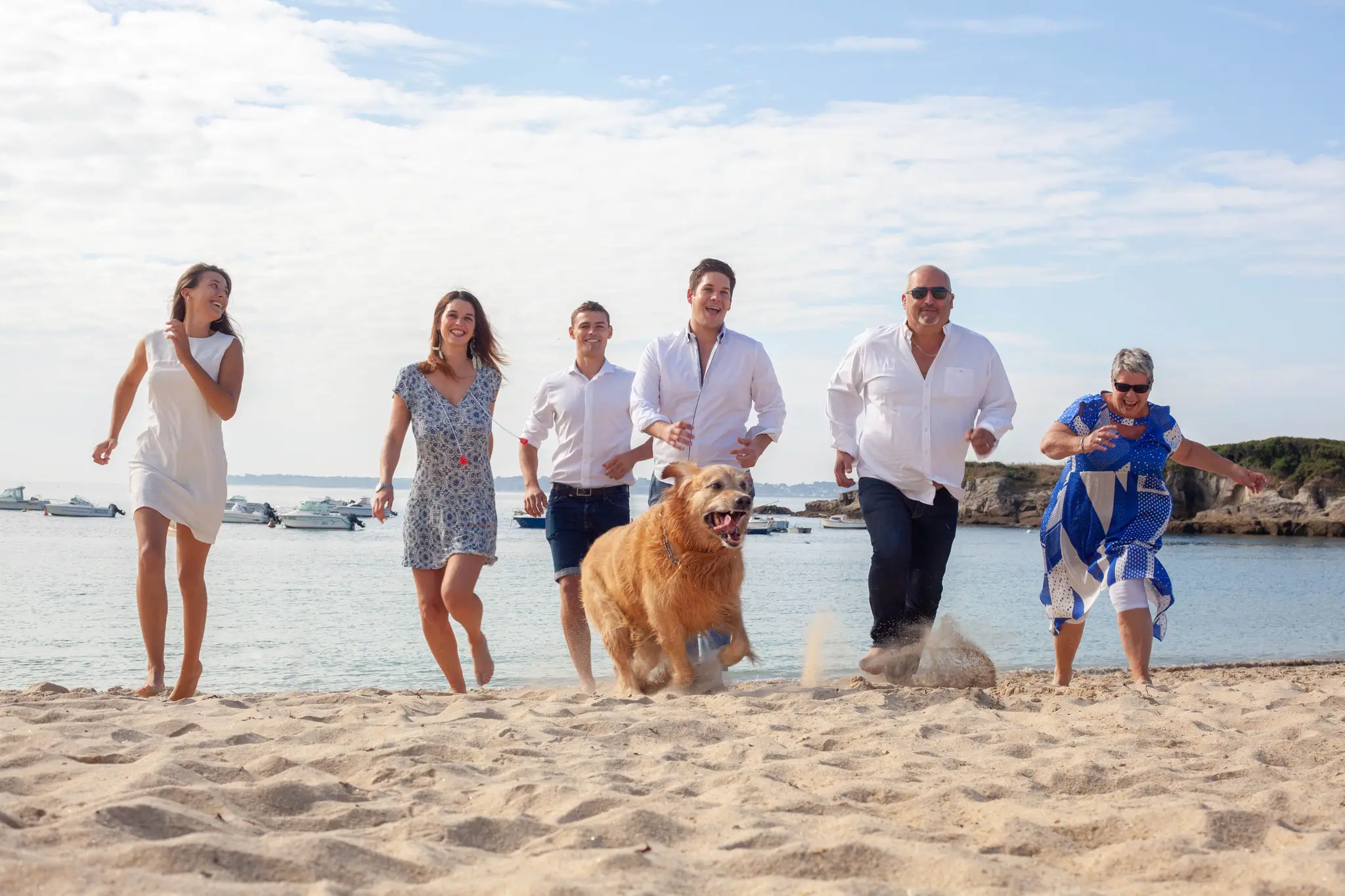Séance photo de famille sur la plage en Bretagne