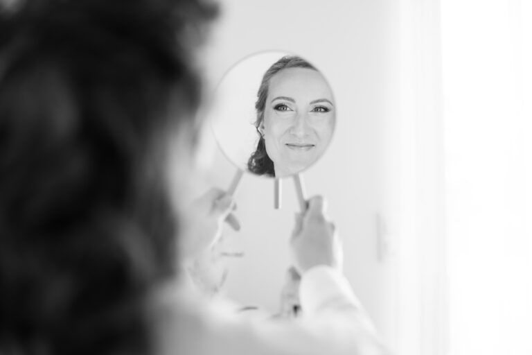 Photo des préparatifs de la mariée lors d'un reportage photos de mariage dans le Morbihan.