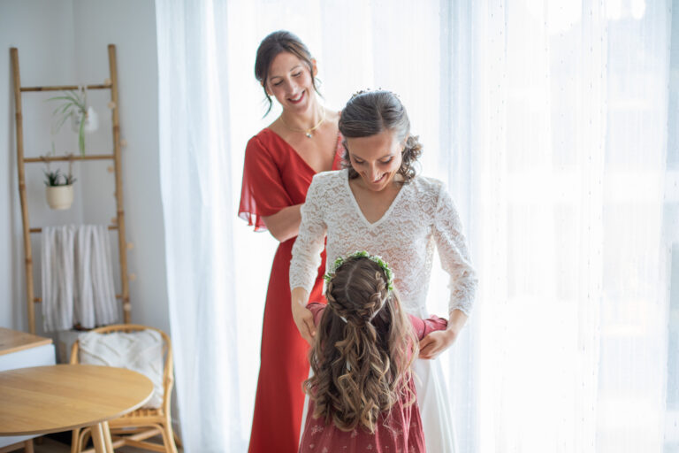 Photo des préparatifs de la mariée lors d'un reportage photos de mariage dans le Morbihan.