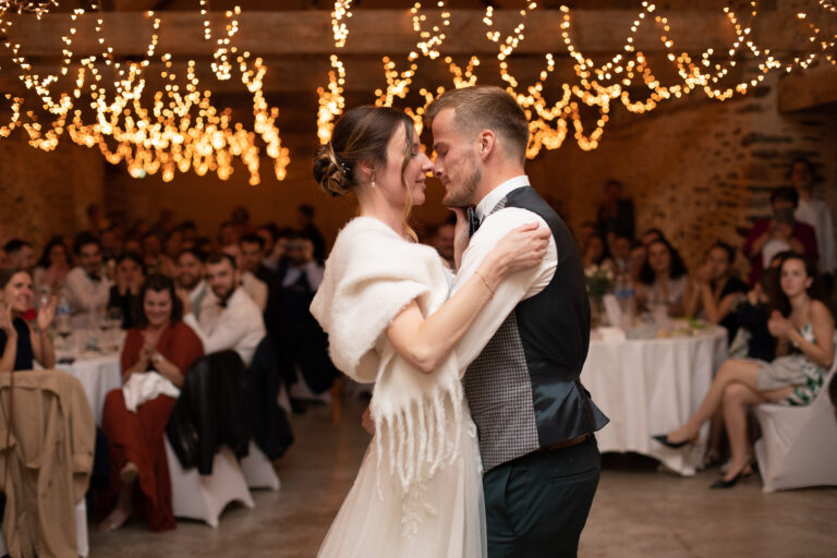 Photo d'une ouverture de bal de mariés lors d'un reportage photos de mariage dans le Morbihan.