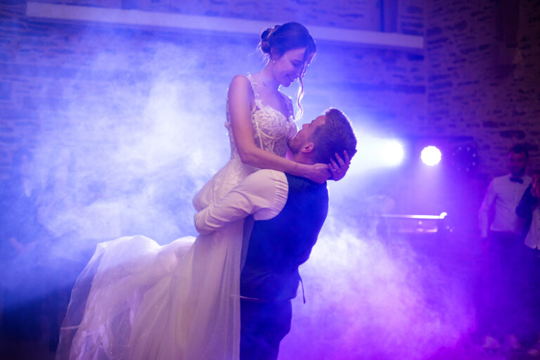 Photo d'une ouverture de bal de mariés lors d'un reportage photos de mariage dans le Morbihan.