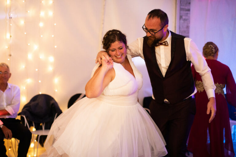 Photo d'une ouverture de bal de mariés lors d'un reportage photos de mariage à Baud.