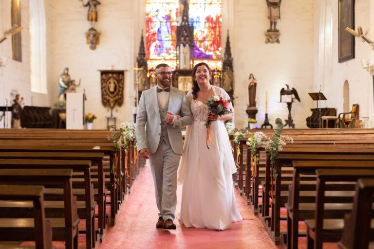 Sortie des mariés à l'église reportage photos de mariage Morbihan