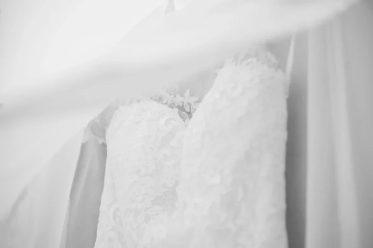 Photo d'une robe de mariée lors d'un reportage photos de mariage dans le Morbihan.