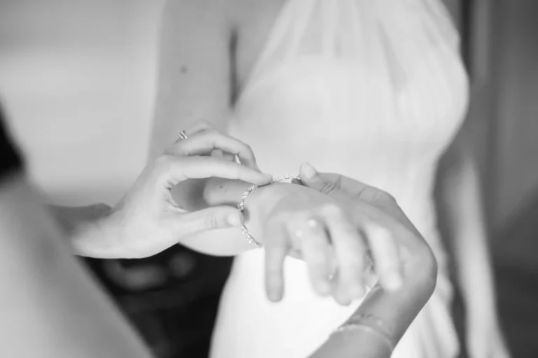 Photo d'une mariée qui se prépare lors d'un reportage photos de mariage dans le Finistère.